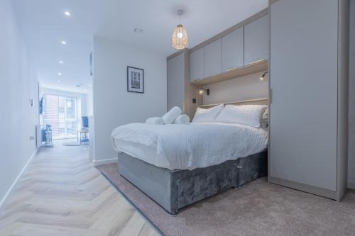 Unit 4 Modern & Comfy 1-BR Flat, Near bramall Lane, Free WIFI, Secure parking