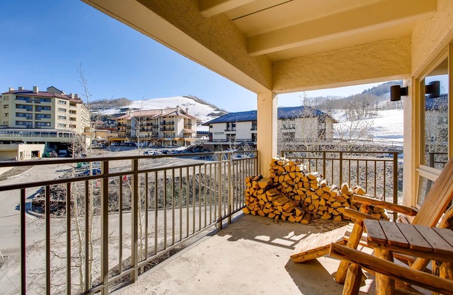 Updated 2 Br With View Of Lifts 2 Bedroom Condo - No Cleaning Fee! by RedAwning