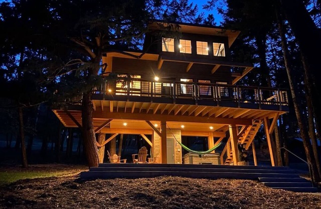 Upscale Mountain Treehouse/Fire Pit & Hot Tub