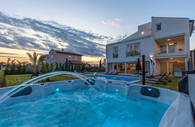 Vacay Villa Eni with heated pool