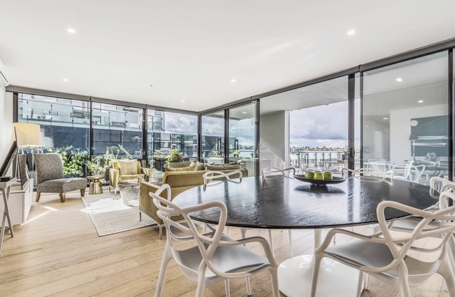 VAQUAY Embassy In Abbotsford | 3BR Riverside Sub-Penthouse With Huge Balcony