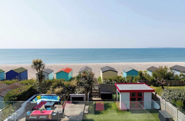 Vibrant Seafront Home With Seasonal Pool
