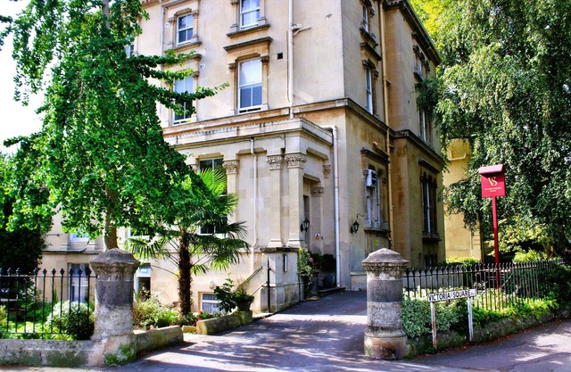 Victoria Square Hotel