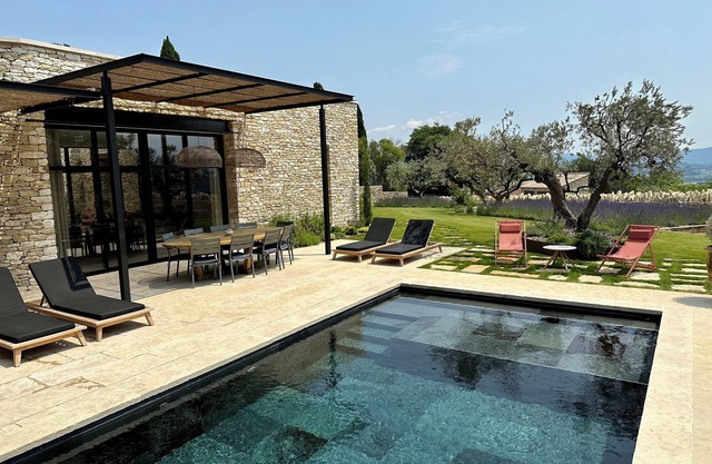 Villa AVA, heated pool & exceptional view, 5 min walk from Gordes