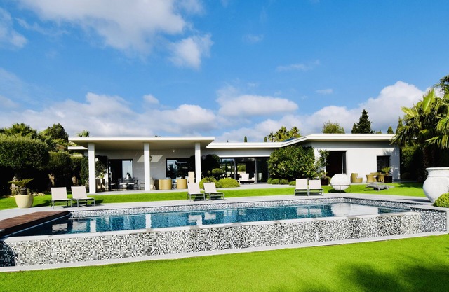 Villa BAHAMAS, facing St Tropez, beaches 100 m'away