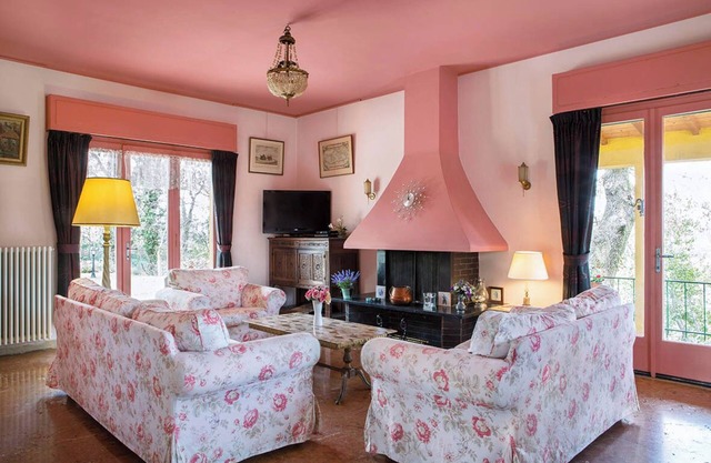 Villa Belvedere-On the hill with garden and swimming pool