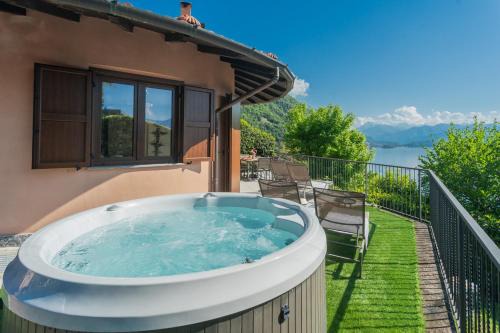 Villa Castello with jacuzzi & priceless view by Rent All Como