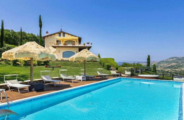 Villa Eden with panoramic pool and wonderful sea view, just 7 km from the beaches of Pedaso