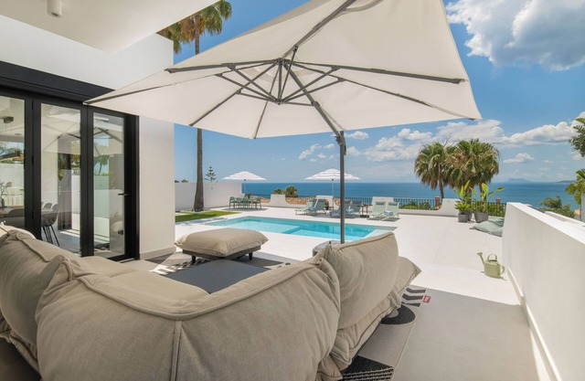 Villa in Estepona with Amazing Sea Views