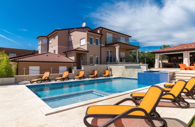 Villa Istra Kamen for kids & families near Pula for 18 people with sport activities, wellness & 67 m2 heated private pool