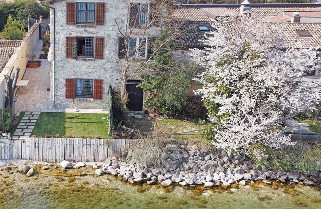 Villa "L'antica Lugana" with lake view, balconies, and Wi-Fi