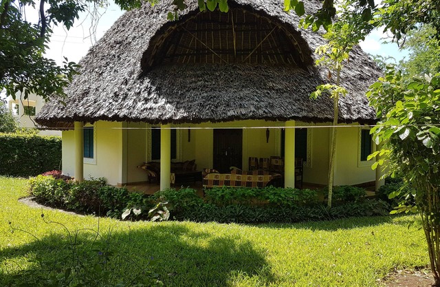 Villa LeoMar: Exclusive vacation home with pool & garden, 350 m from the beach