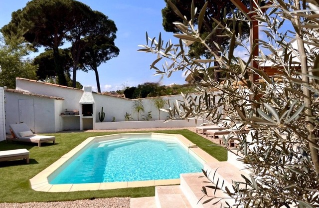 Villa Les Lauriers 150 m from the sea heated pool, Grimaud, golfe St Tropez
