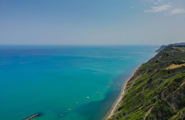 Villa Luna with pool in Pesaro, surrounded by the beauty of Monte San Bartolo
