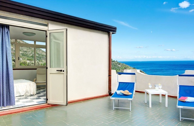 Villa Maradona - Surrounded by blue waters