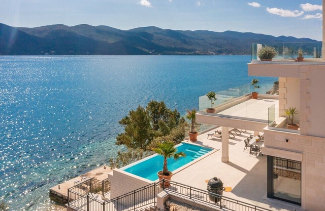 Villa Maris, infinity pool, sauna, beachfront, pets friendly