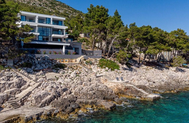 Villa Miracul with infinity pool, WI-FI, parking, air conditioned and with underfloor heating and gym by the sea