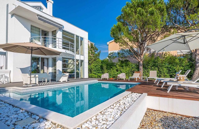 Villa mit Pool und Whirlpool