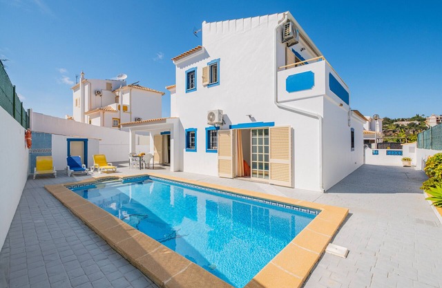 Villa Nina - Marina Waves & Poolside Bliss