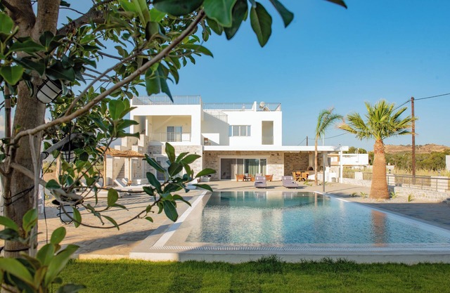 Villa Pnoe Seaside Luxurious, Seafront & Private