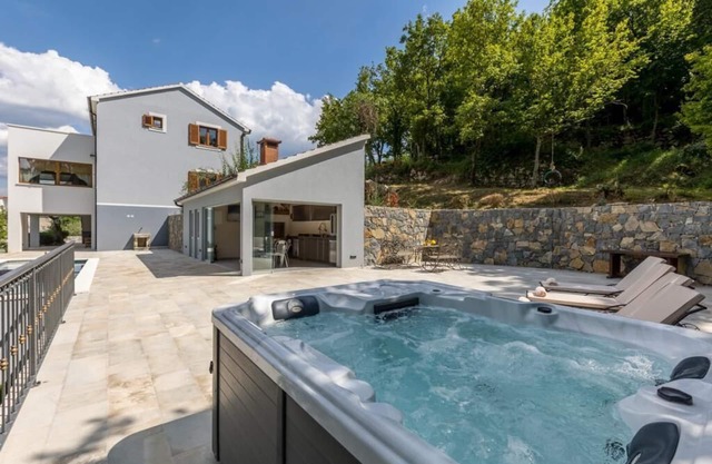 Villa u rusticnom stilu okružena šumom njegovanim vrtom za odmor, grijani bazen