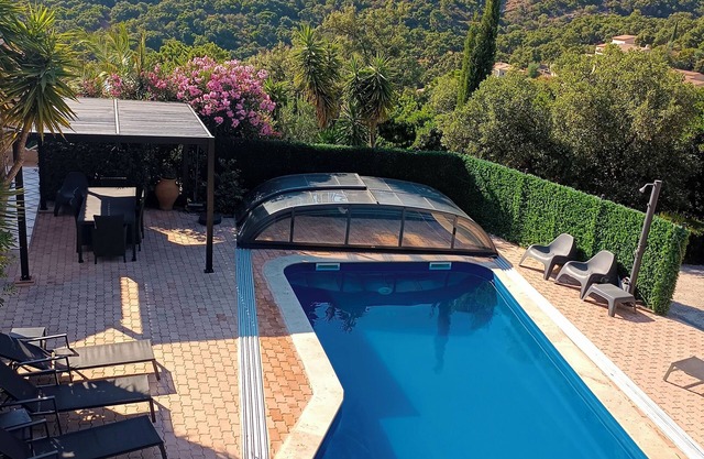Villa with sea view, heated pool 3 or 5 bedrooms (6-8 people) quiet wifi