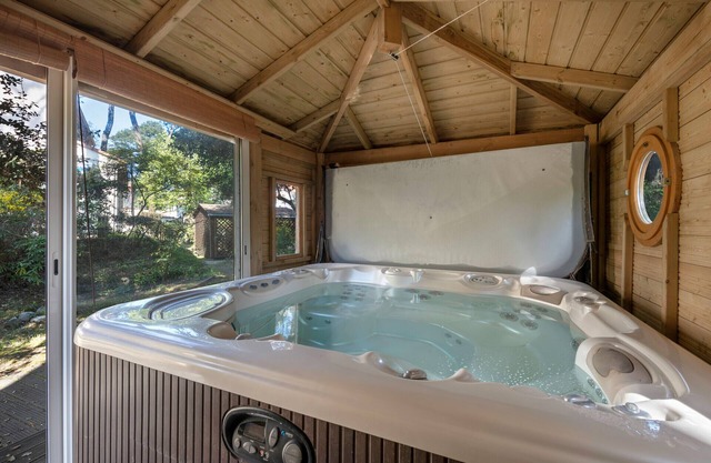 Villa with jacuzzi - 15 pers. 350m from the beach