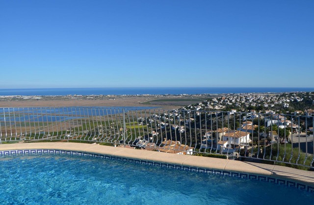 Villa with 2 bedrooms, 2 bathrooms, Wifi, air conditioning, private pool, Monte Pego