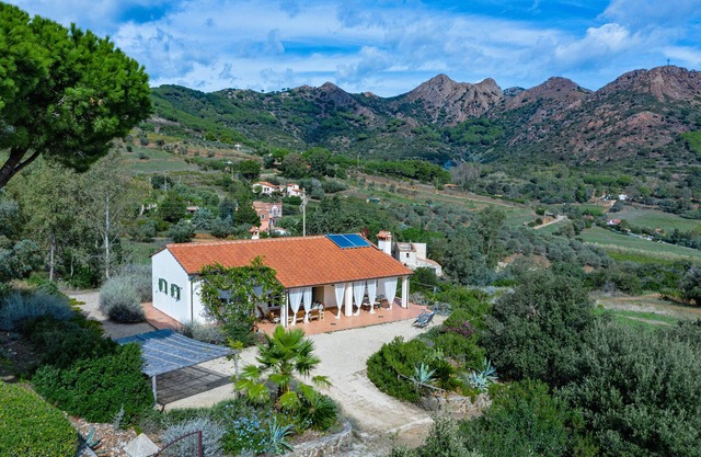 Villa with garden in the countryside 8 min to the town of Porto Azzurro