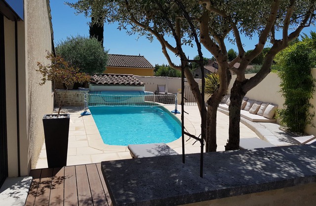 Villa with pool at the foot of the Luberon