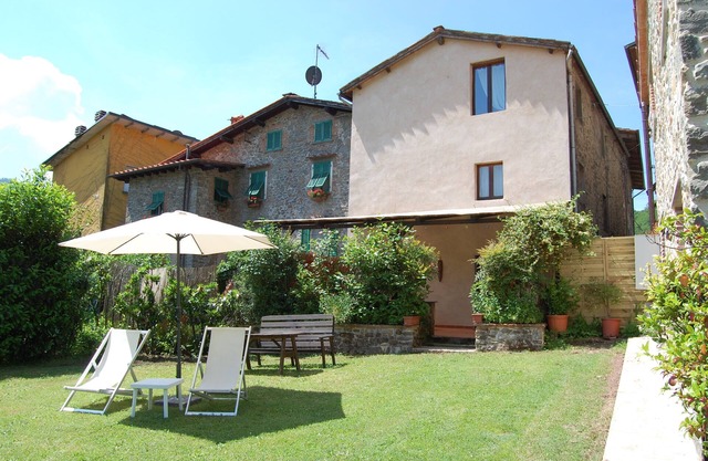 Villa With Pool, Large Garden & Outside Dining Area