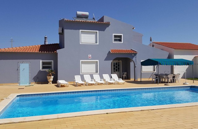 Villa with Private Swimming Pool, only a 15 minute walk from Galé Beach.