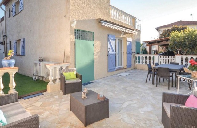 Villa with terrace 300 m from the sea