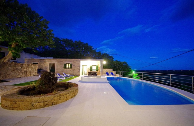 Villa Zvonko, in pure nature, 2 separate units, private pool, barbecue