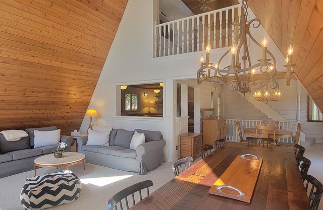 Vintage Hideaway With a view and Hot-Tub