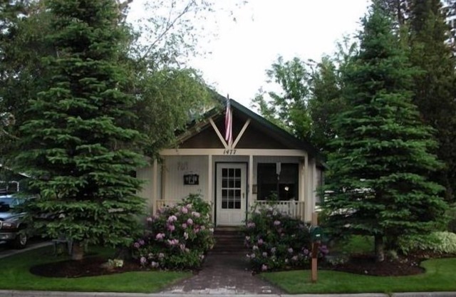 Visit Bend! Cozy, Pet Friendly, Secluded Yard!