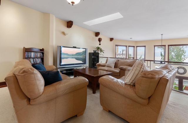 Vista Del Luna - 4 bedroom 3500 sq ft. Santa Fe-style Penthouse on Okanagan Lake