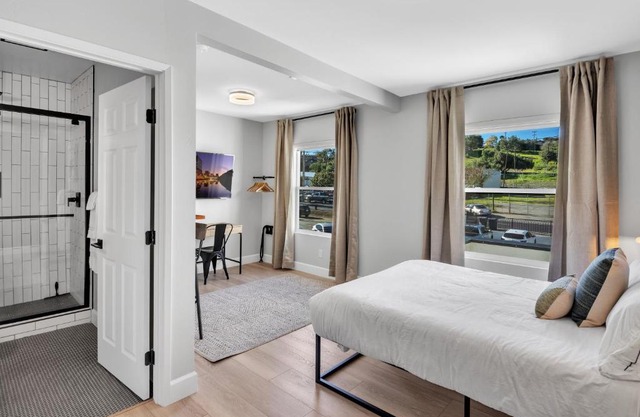 Vista Vacation Downtown Walkable Modern Escape