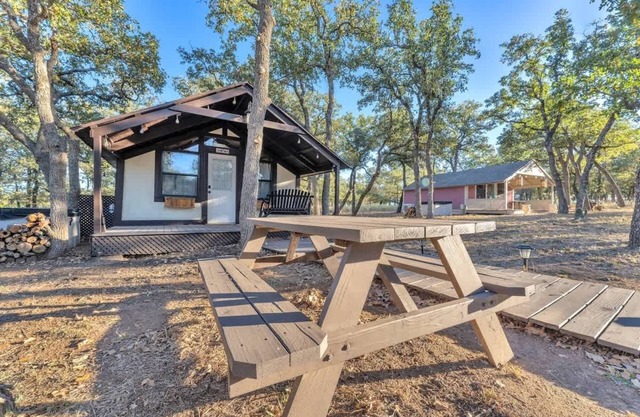Vitner Cottage: Hot Tub-pet Friendly-10-mins to Downtown!