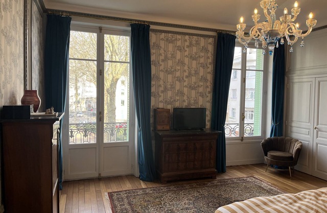 Vivaldi Suite, 2 bedrooms, balcony overlooking Squ