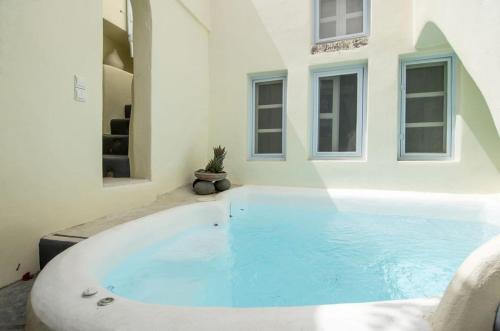 w Villa Cycladicas - Emporeio - A Wonderful 2 Bedroom Villa - Outdoor Pool and Jacuzzi
