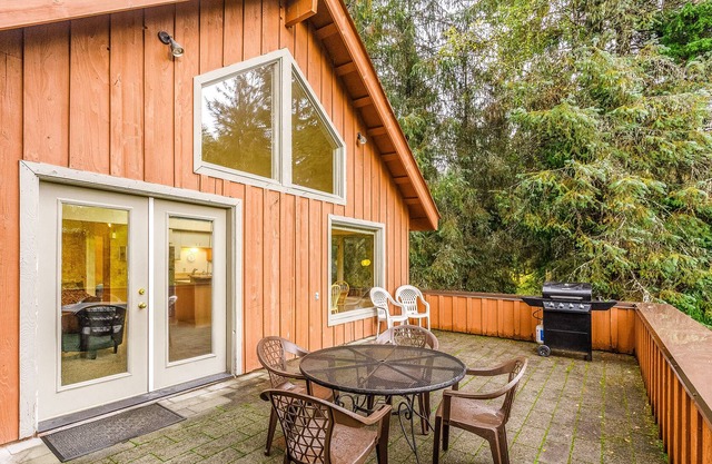 Walk to lifts from this chalet with views and a spacious deck