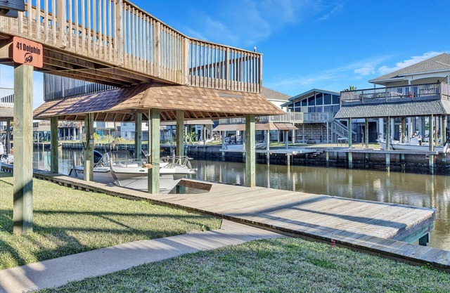 Waterfront cottage in Bayou Vista. 30 day stay