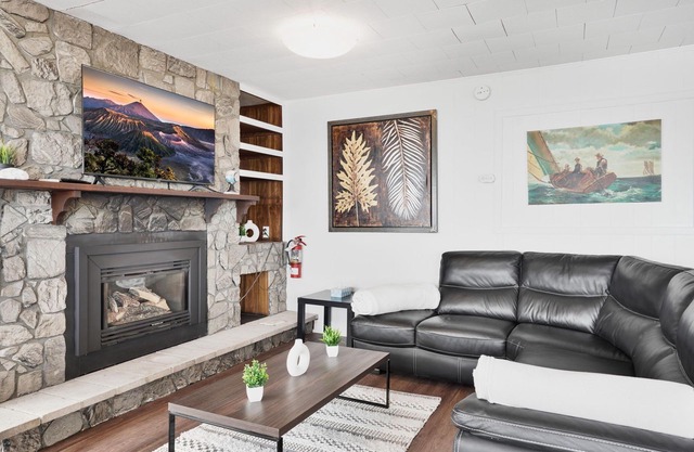 Waterfront Family Cottage with 3BR + Parking