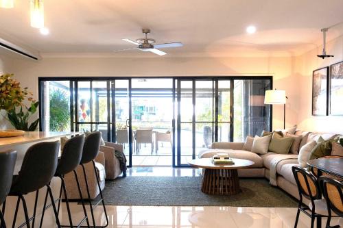 Waterfront Stay at Sunshine Villa