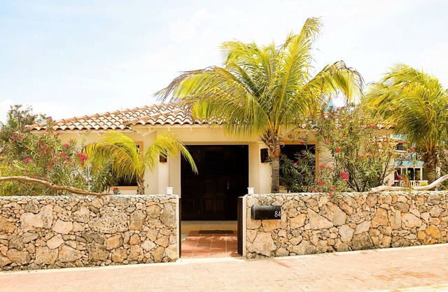 Waterfront Villa With Pool On Peninsula