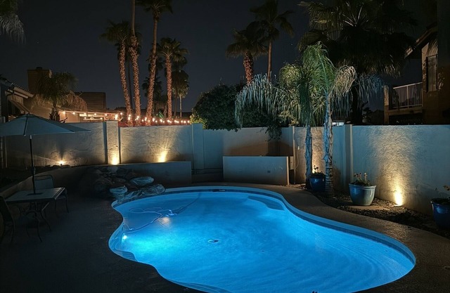 Water’s Nice. Spacious. Heated Pool. Billiards. BBQ. Piano.