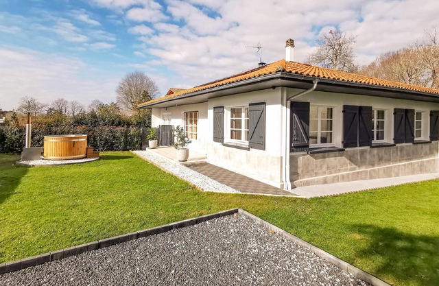 Welcome to this stylish and welcoming vacation home with jacuzzi in Saint Martin de Seignanx.