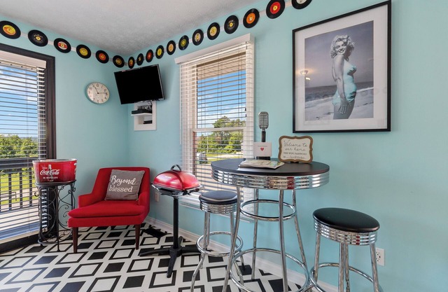 Welcome to “Retro Suite” – Your 1950s-Inspired Lakeside Getaway