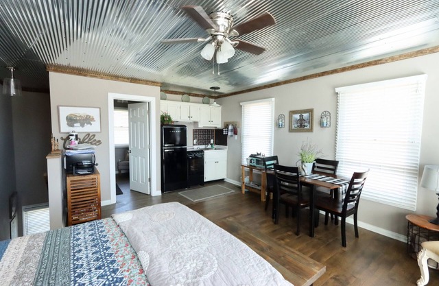 Welcome to “Rustic Suite” – Your Charming Retreat at Lake Cumberland